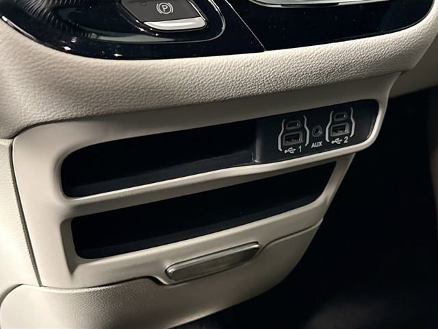 Used 2023 Chrysler Pacifica Touring-L image 36
