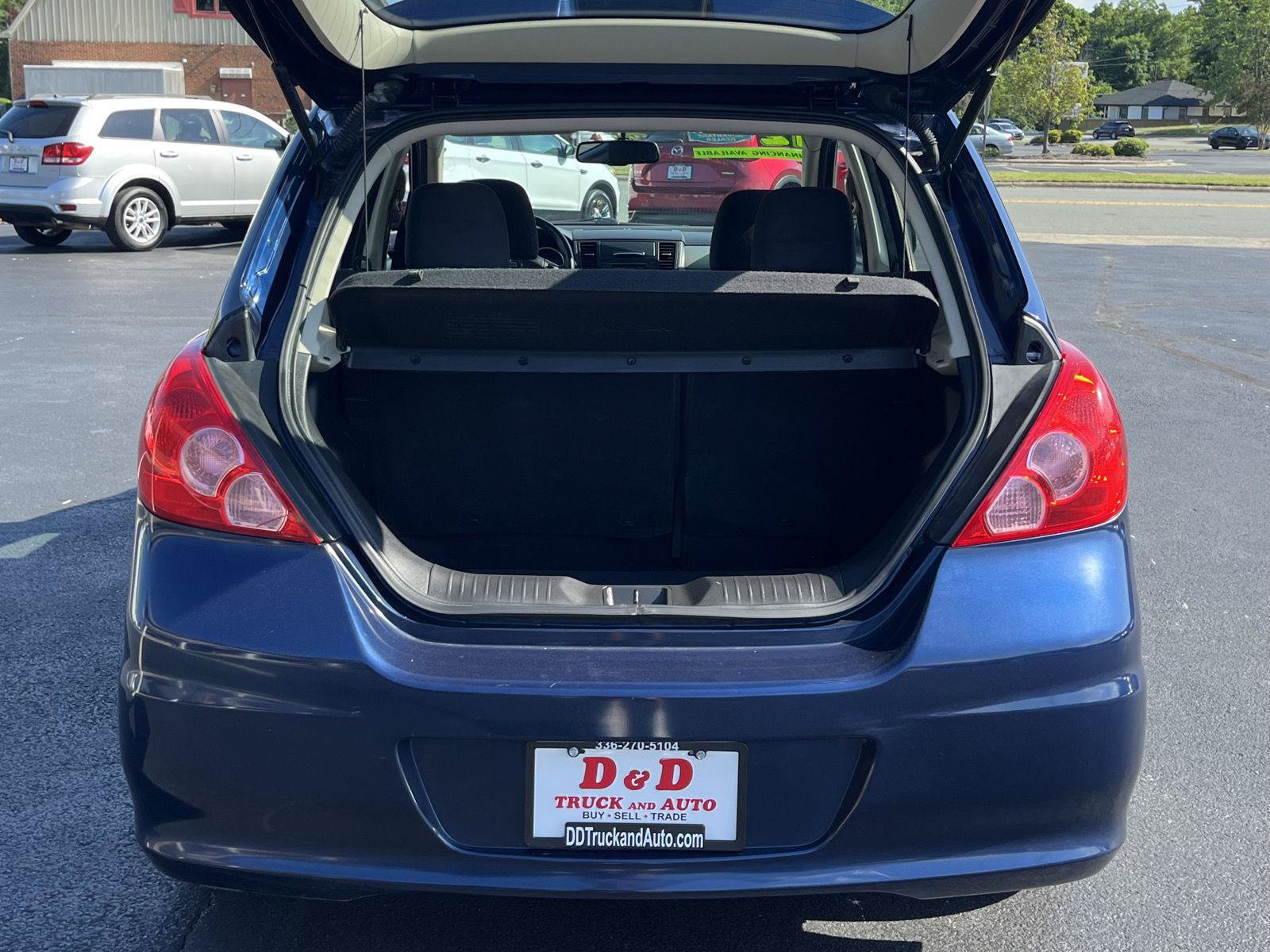 Used 2012 Nissan Versa Hatchback w/ SL Navigation Pkg FWD image 15