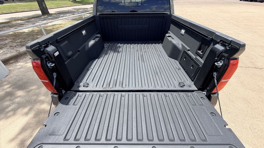 Used 2025 Toyota Tacoma Limited AWD/4WD image 11