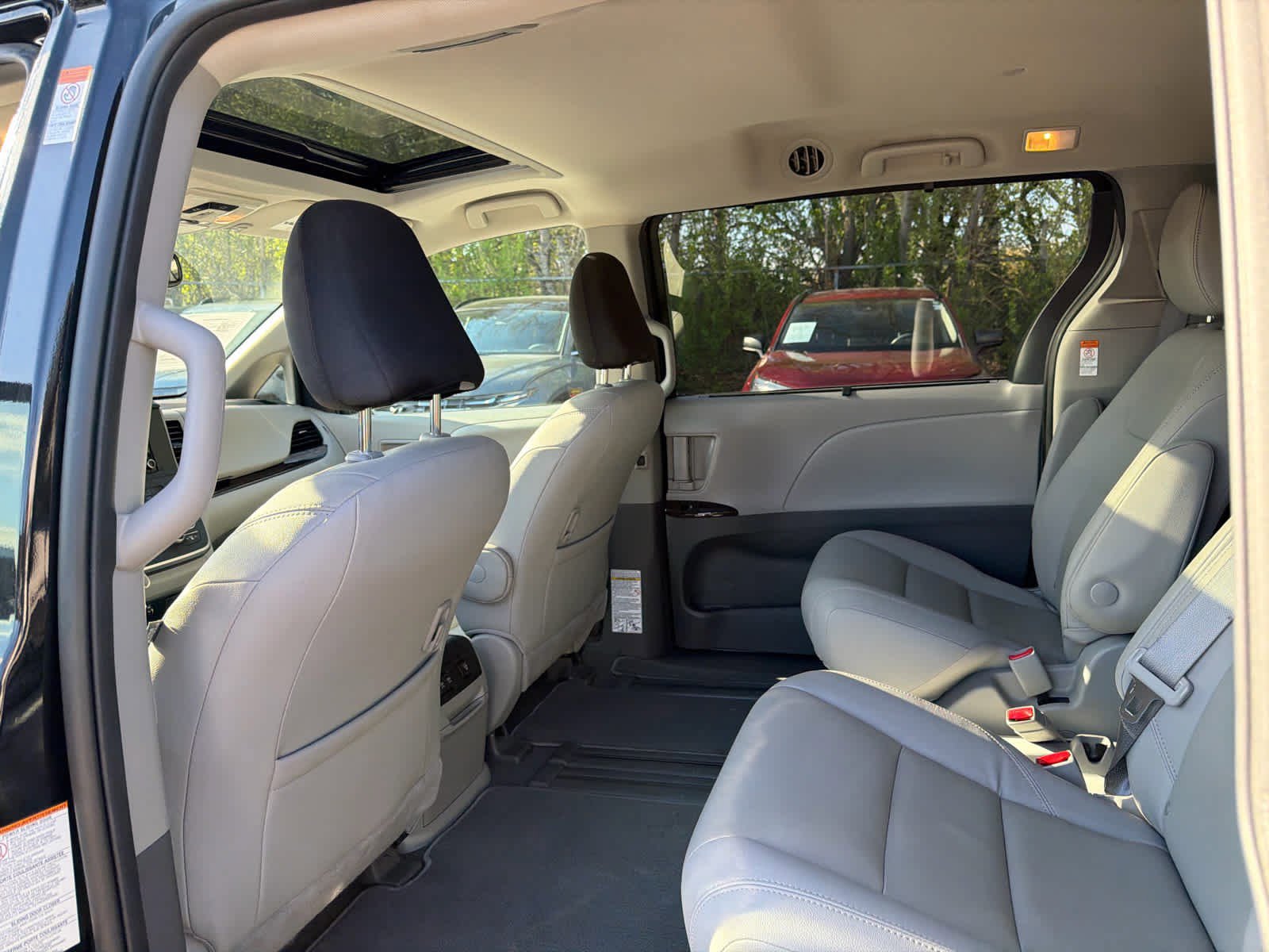 Used 2020 Toyota Sienna XLE w/ Carpet Mat Package FWD image 6