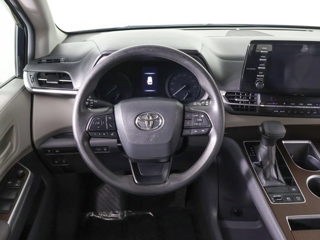 Used 2024 Toyota Sienna LE AWD/4WD image 31