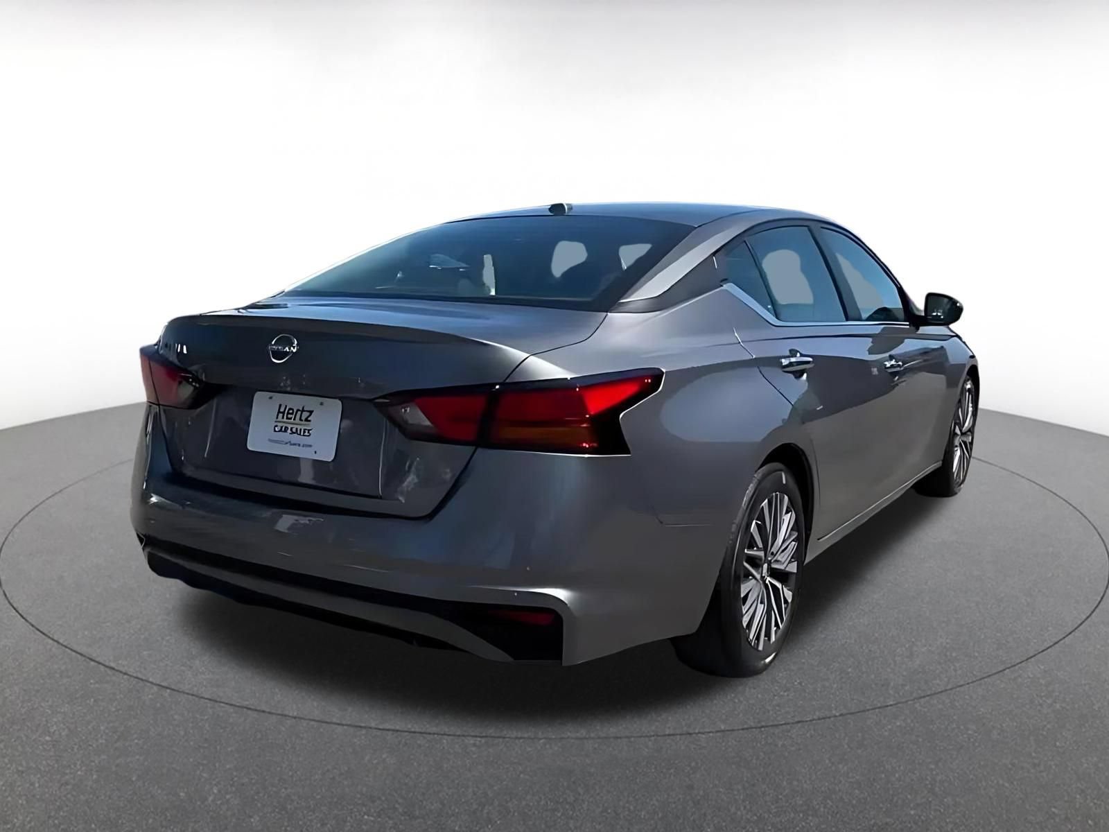 Used 2025 Nissan Altima 2.5 SV FWD image 14