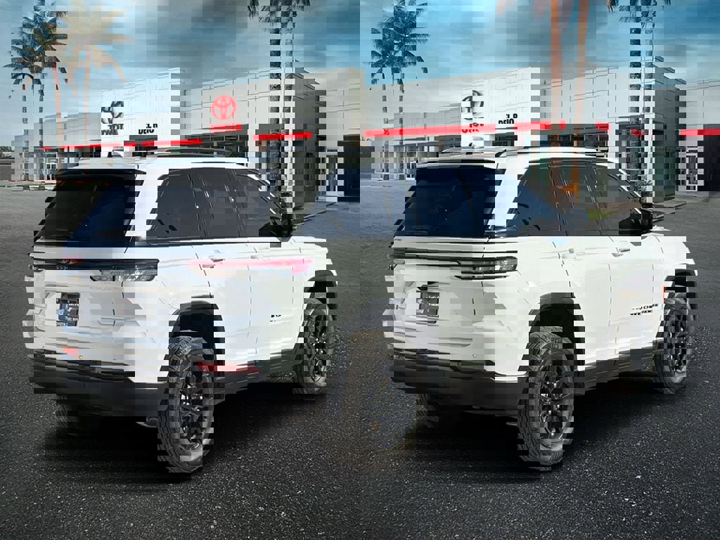 Used 2025 Jeep Grand Cherokee Altitude image 3