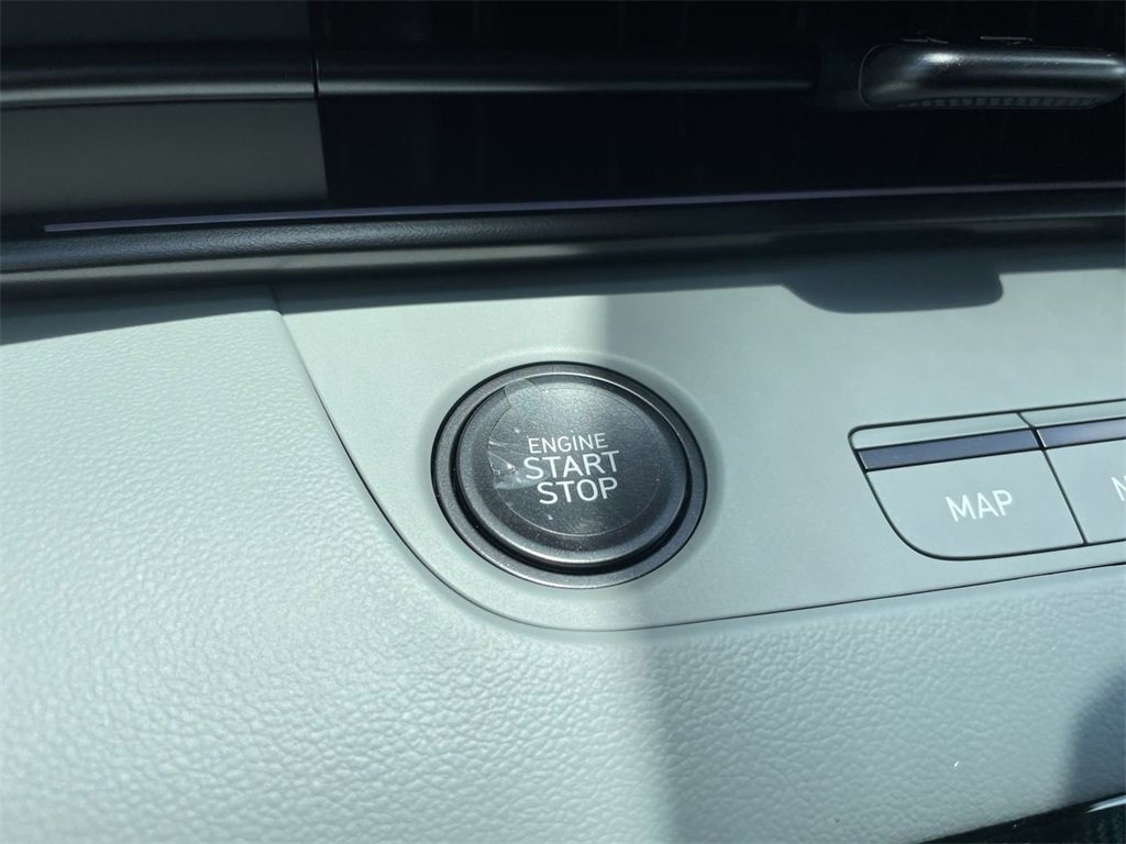 New 2025 Hyundai Elantra Limited image 32