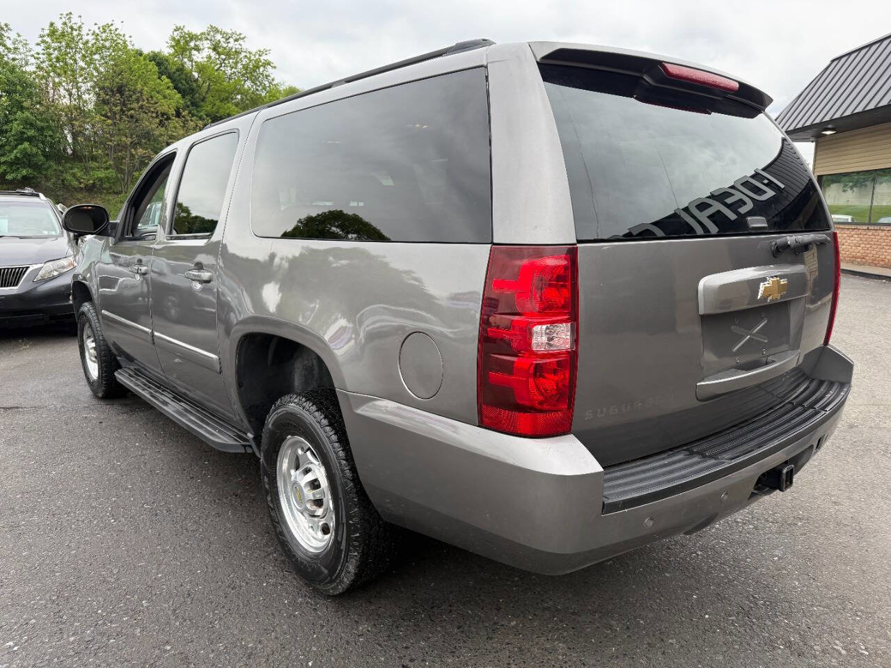 Used 2007 Chevrolet Suburban 2500 LT w/ LT Preferred Equipment Group AWD/4WD image 7