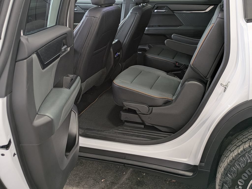 New 2026 GMC Acadia AT4 w/ LPO, Floor Liner Package AWD/4WD image 32