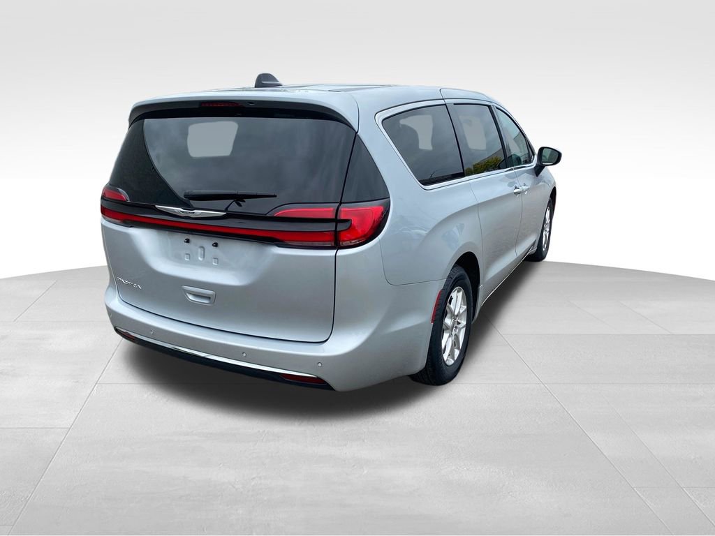 Used 2023 Chrysler Pacifica Touring-L FWD image 7