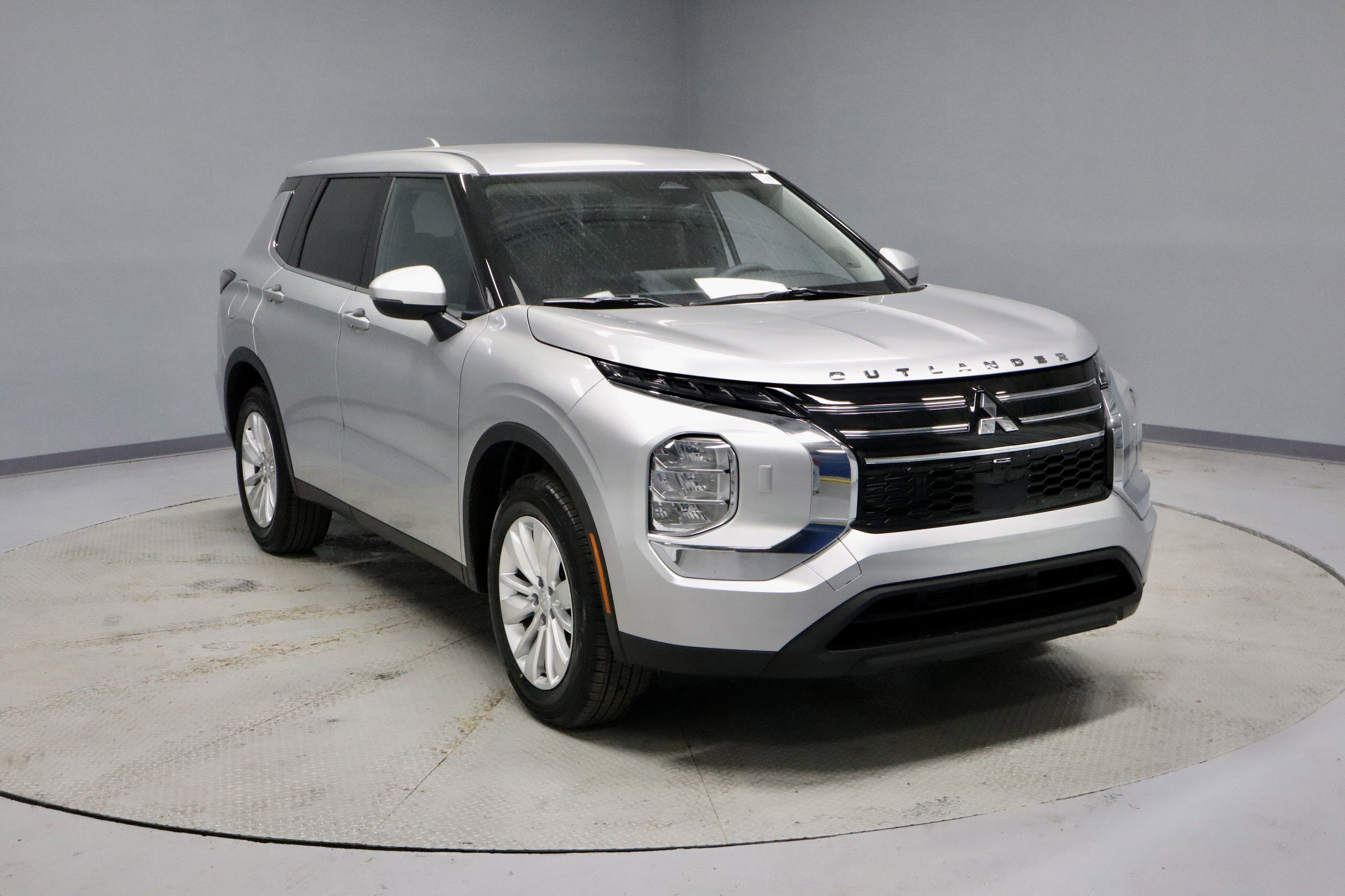 New 2026 Mitsubishi Outlander ES image 2