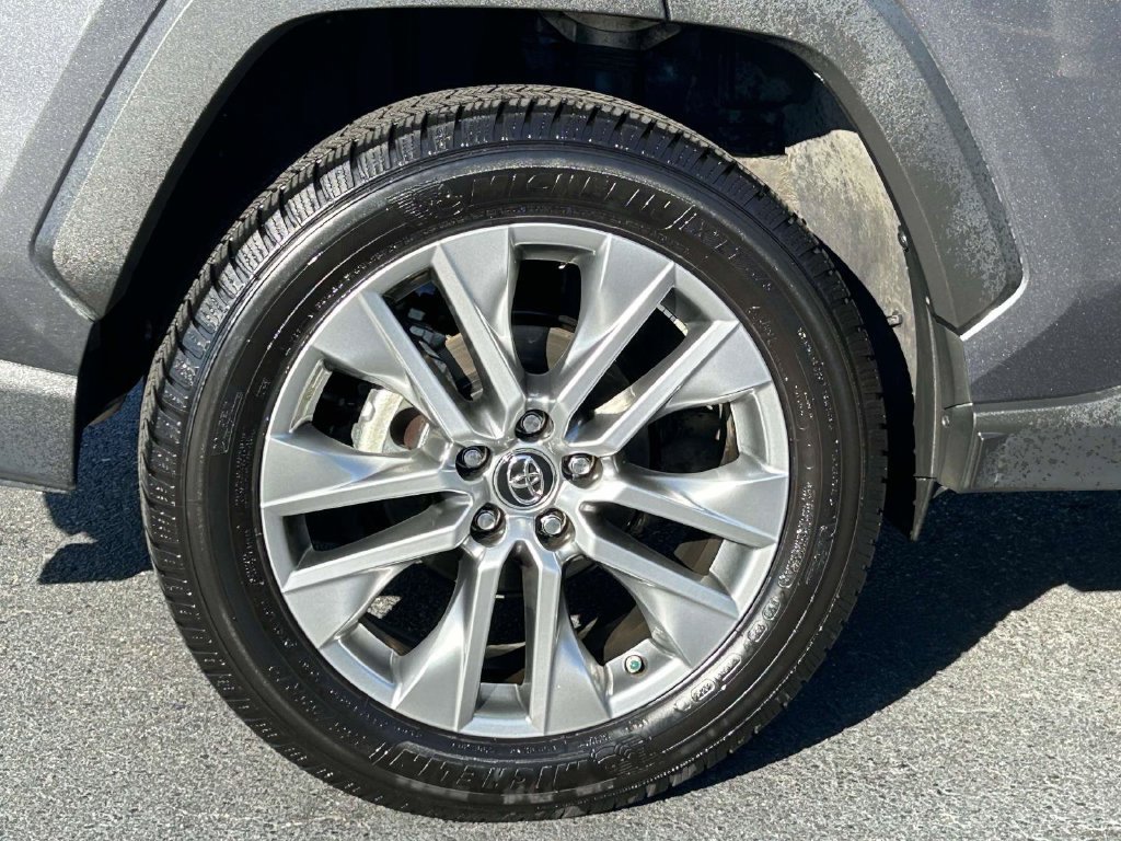Used 2019 Toyota RAV4 XLE Premium FWD image 9