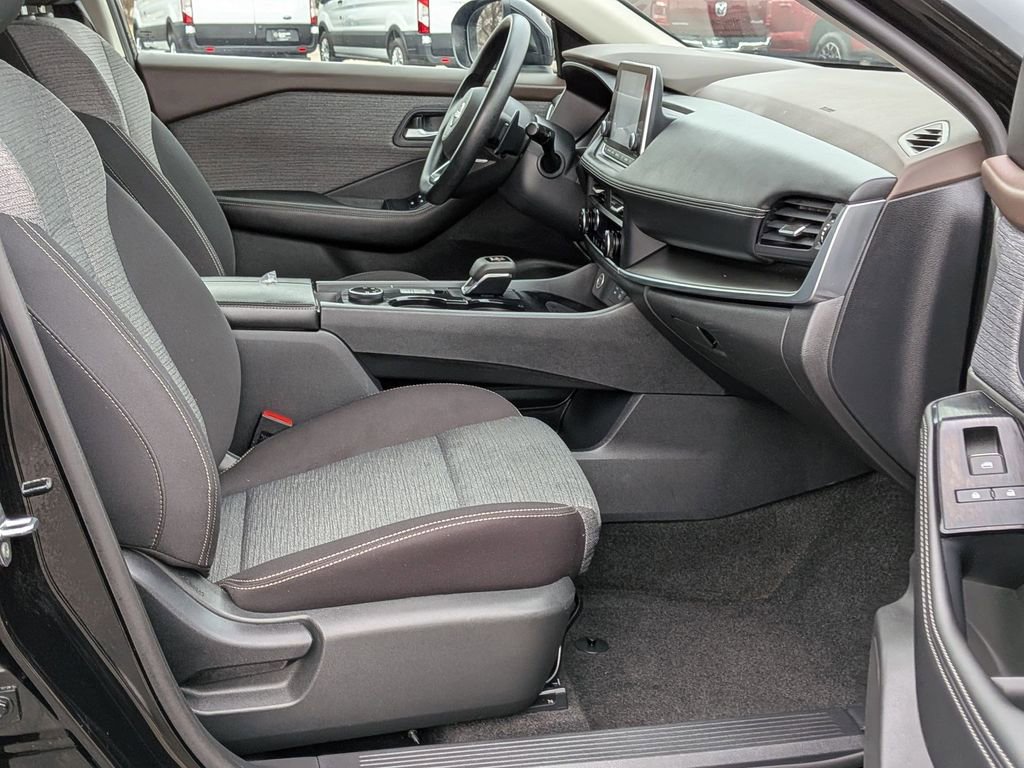 Used 2023 Nissan Rogue SV image 20