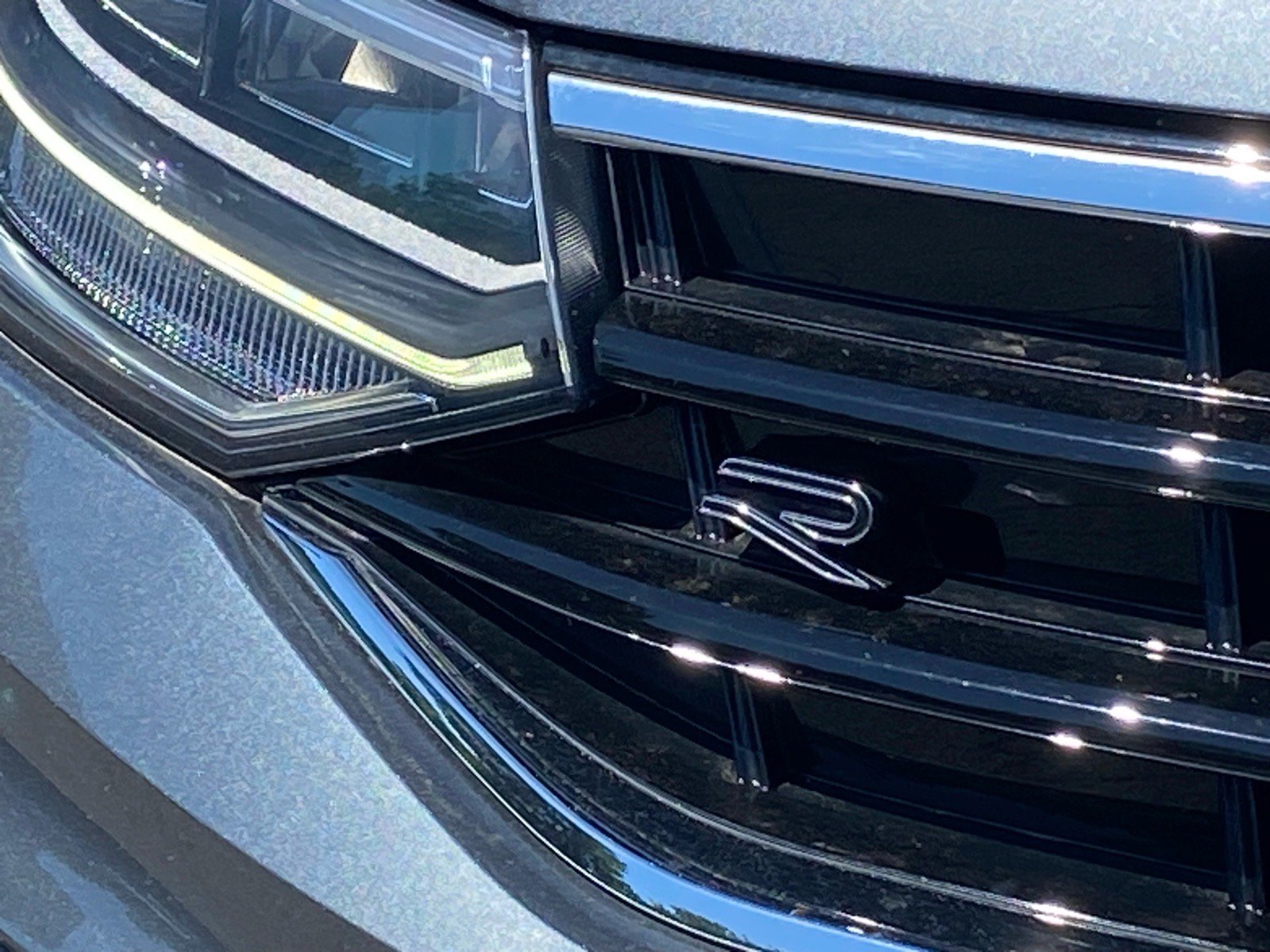 Certified 2023 Volkswagen Tiguan SE R-Line FWD image 5