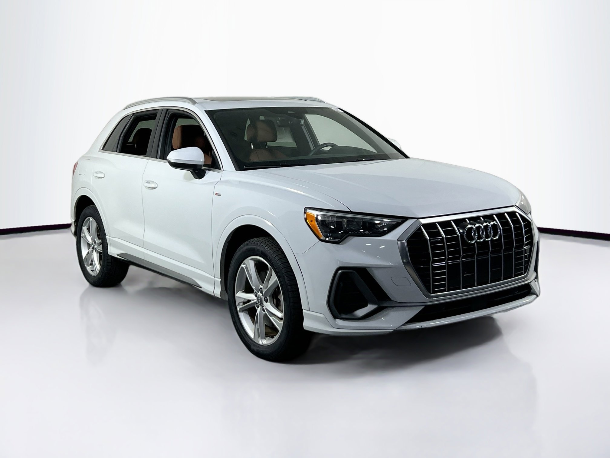 Used 2020 Audi Q3 2.0T Premium w/ Convenience Package AWD/4WD image 3