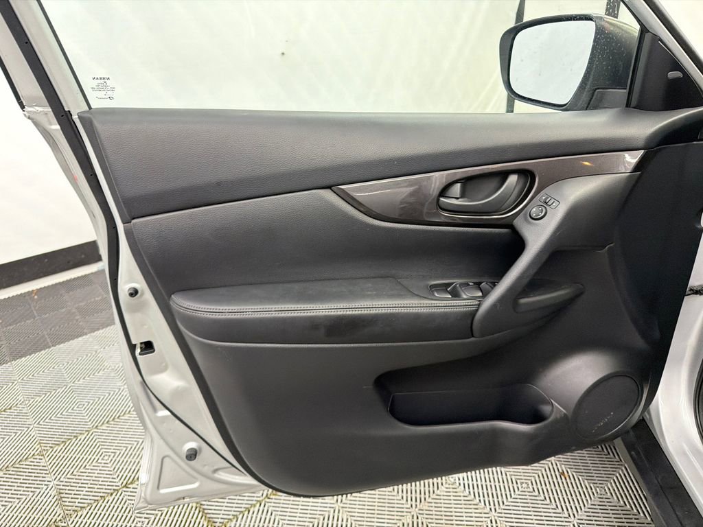 Used 2019 Nissan Rogue S image 11