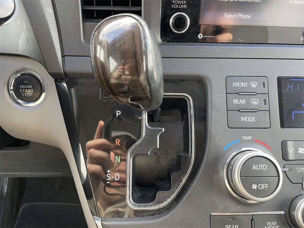 Used 2018 Toyota Sienna XLE image 17