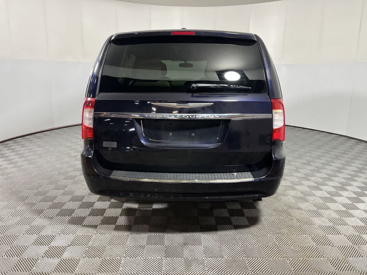 Used 2011 Chrysler Town & Country Touring-L w/ Entertainment Group #2 FWD image 7