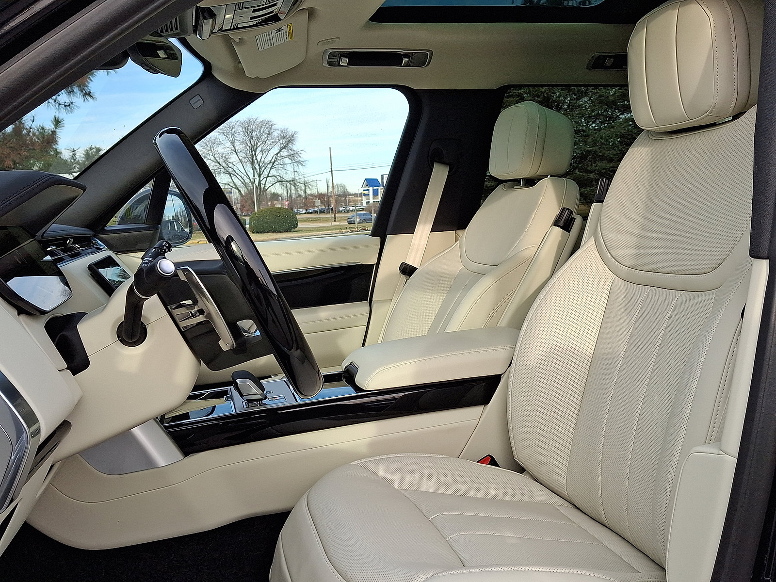 New 2026 Land Rover Range Rover Long Wheelbase SE image 3