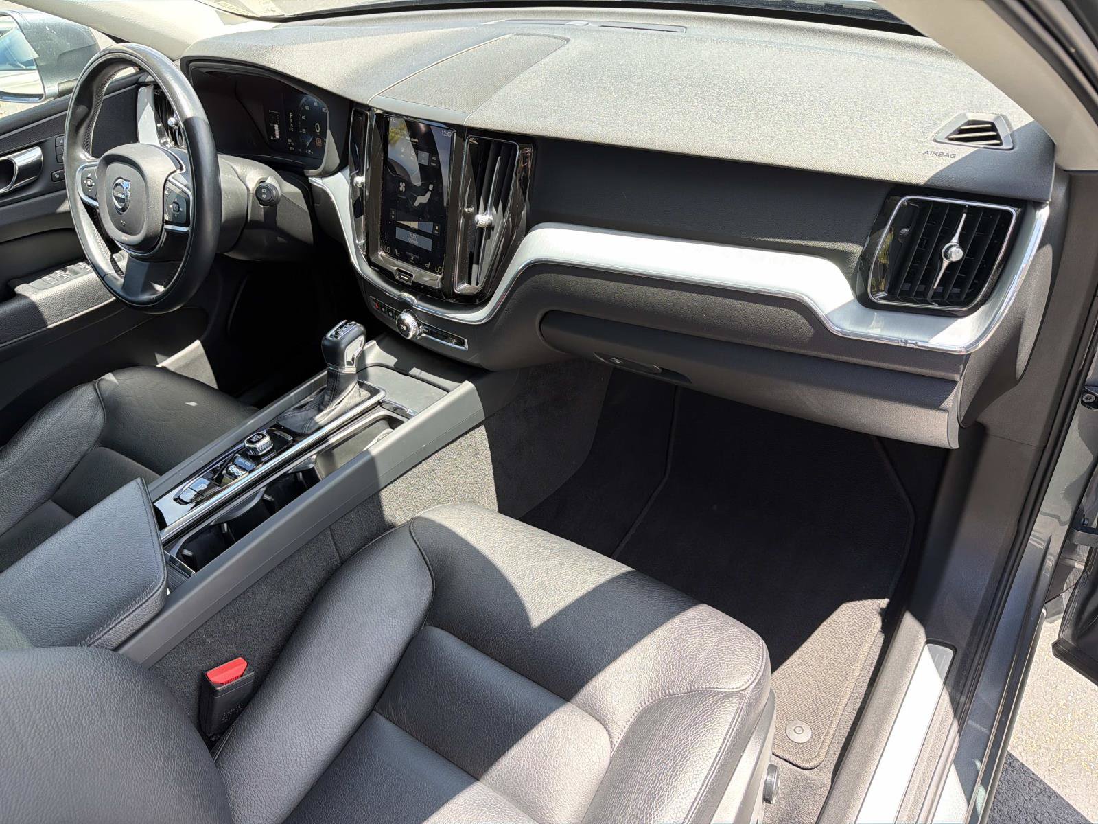 Used 2018 Volvo XC60 T5 Momentum w/ Convenience Package AWD/4WD image 27
