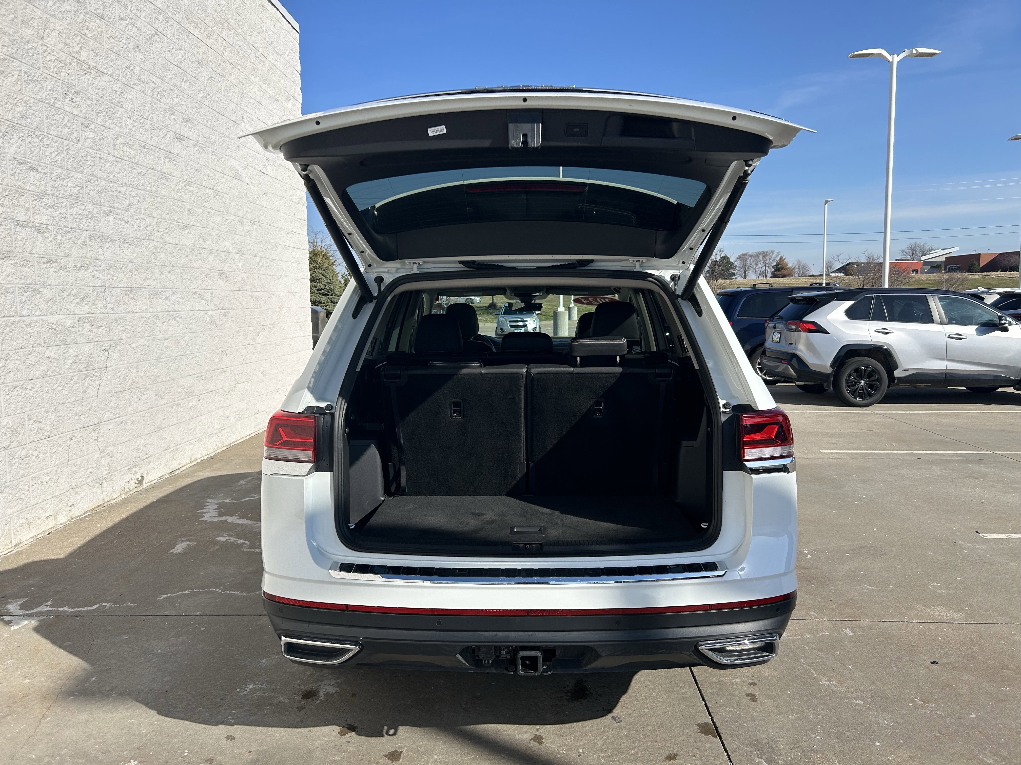 Used 2024 Volkswagen Atlas SE w/ Panoramic Sunroof Package image 16