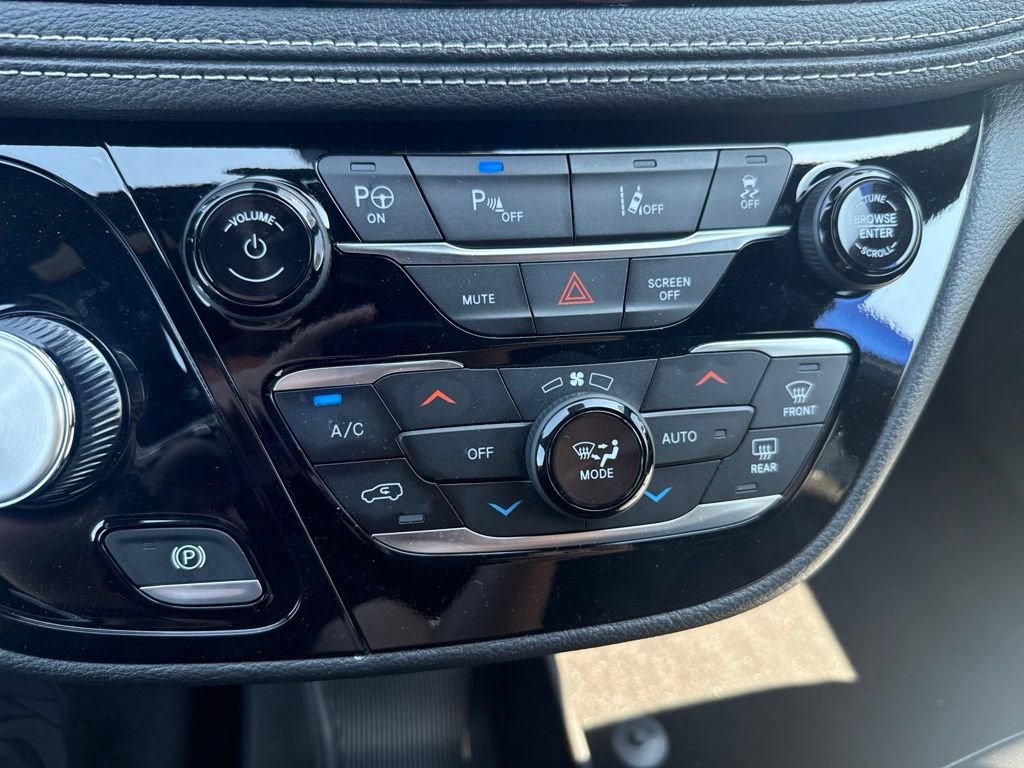 Used 2024 Chrysler Pacifica Limited FWD image 29