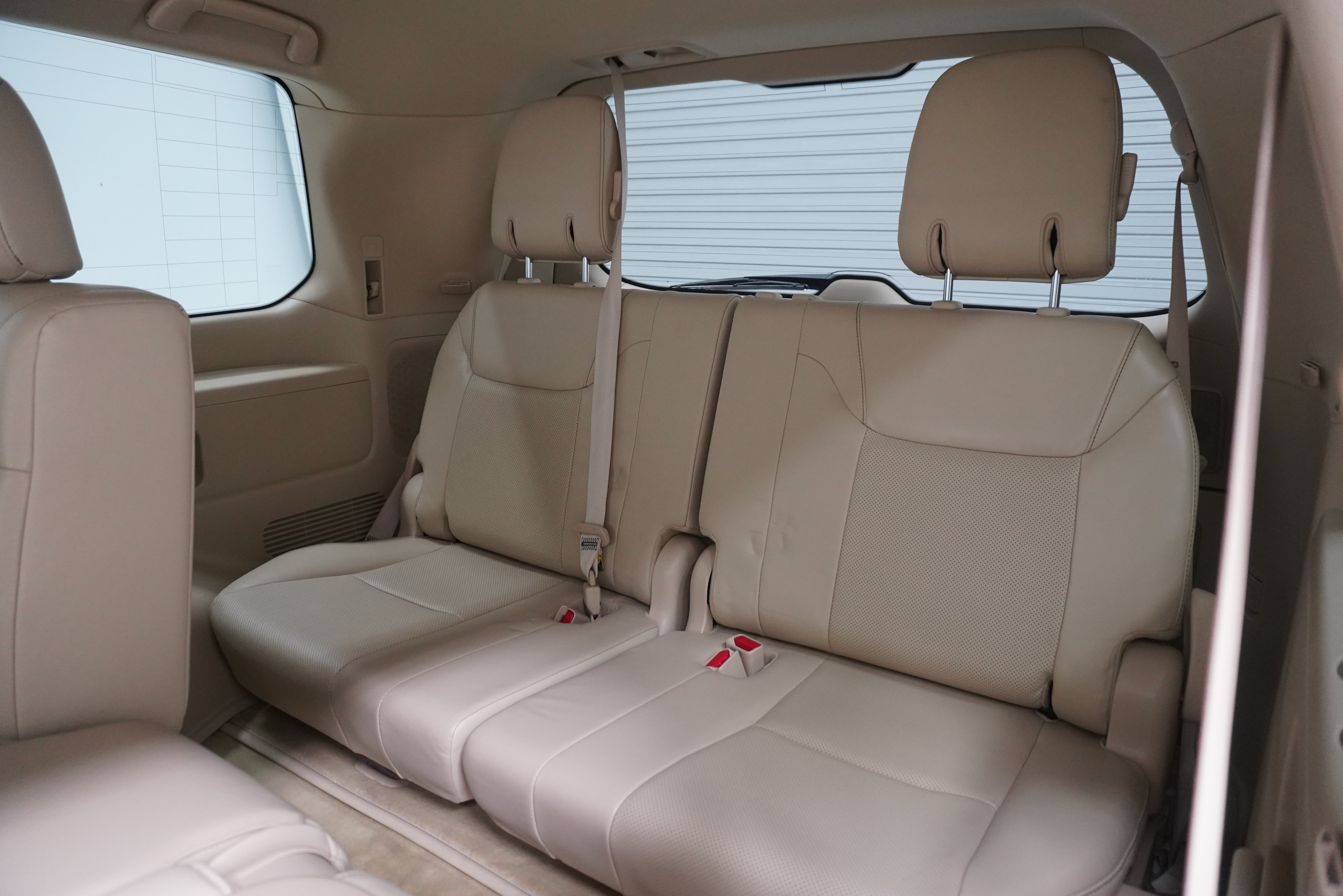 Used 2013 Lexus LX 570 4WD w/ Luxury Pkg w/Pre-crash image 16