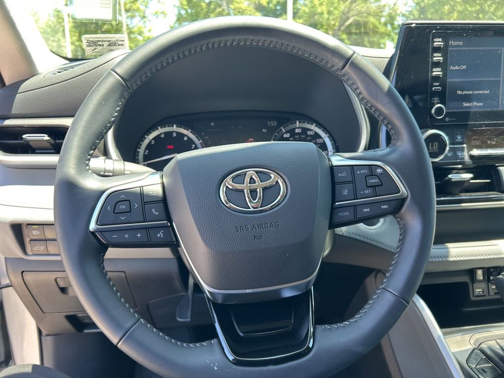 Used 2021 Toyota Highlander XLE AWD/4WD image 11