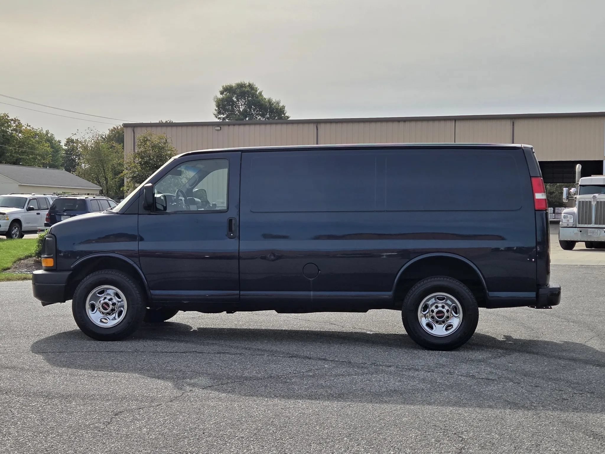 Used 2015 GMC Savana 3500 RWD image 9