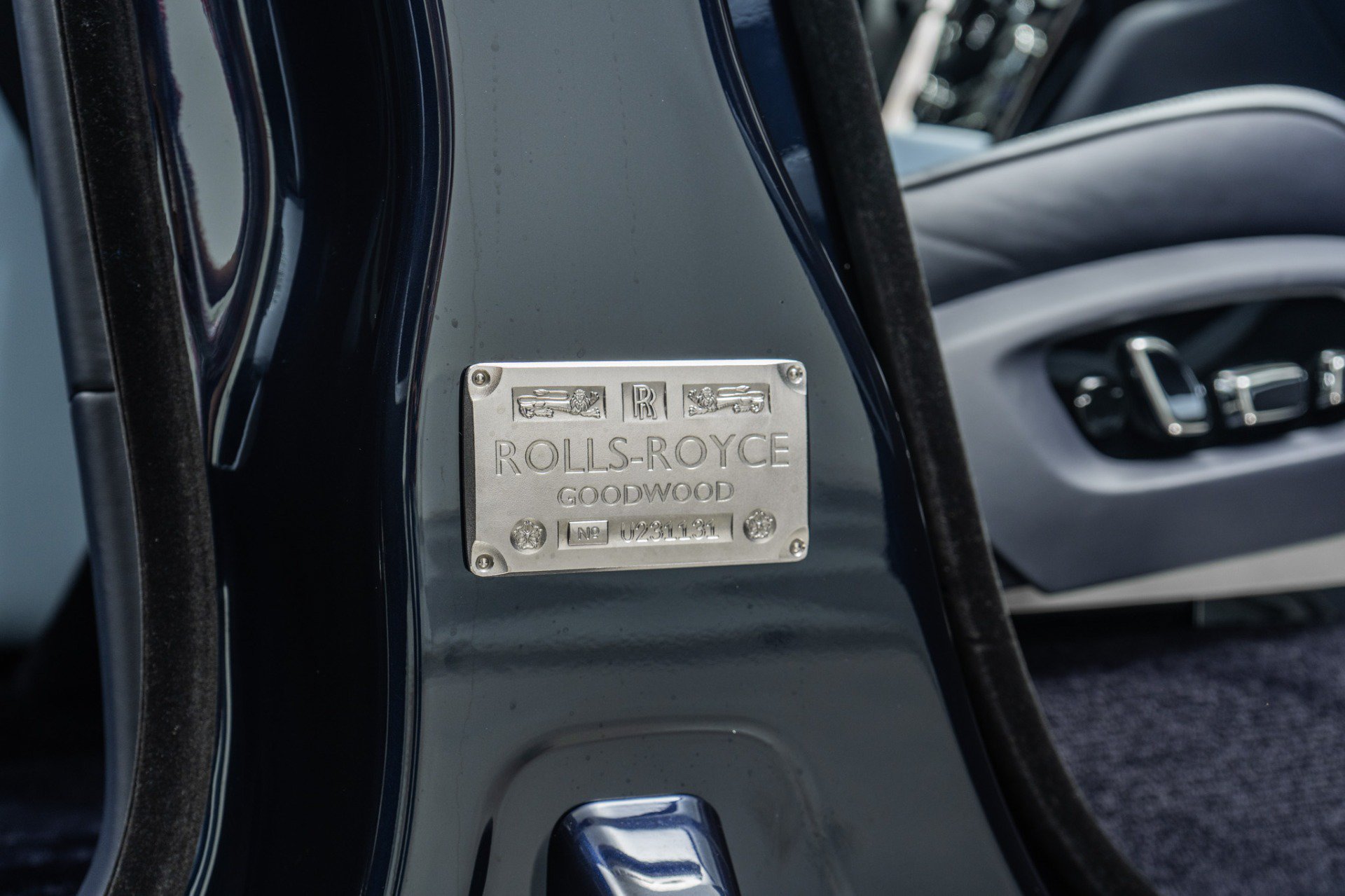Used 2025 Rolls-Royce Cullinan Black Badge AWD/4WD image 40