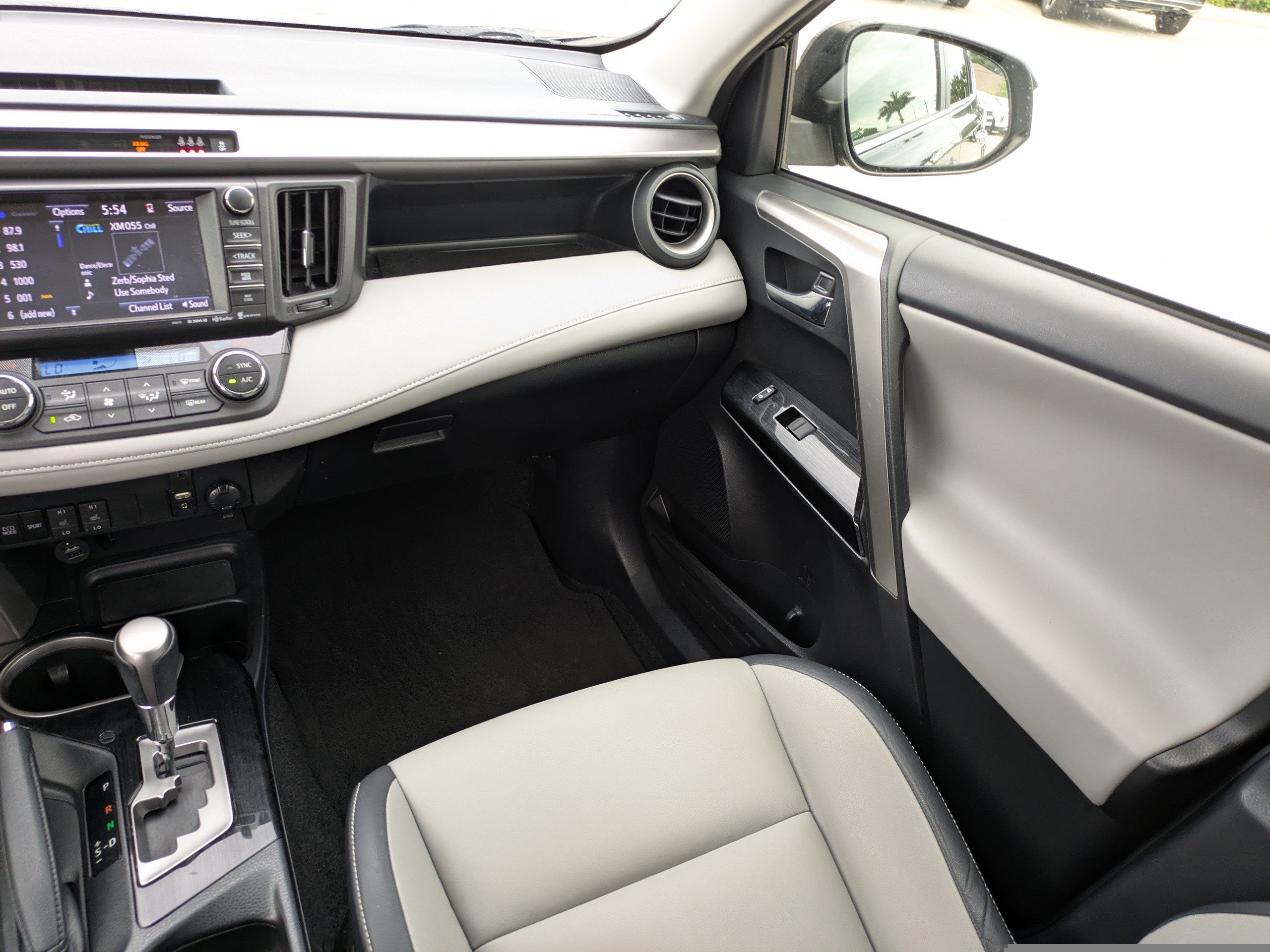 Used 2018 Toyota RAV4 Limited FWD image 14