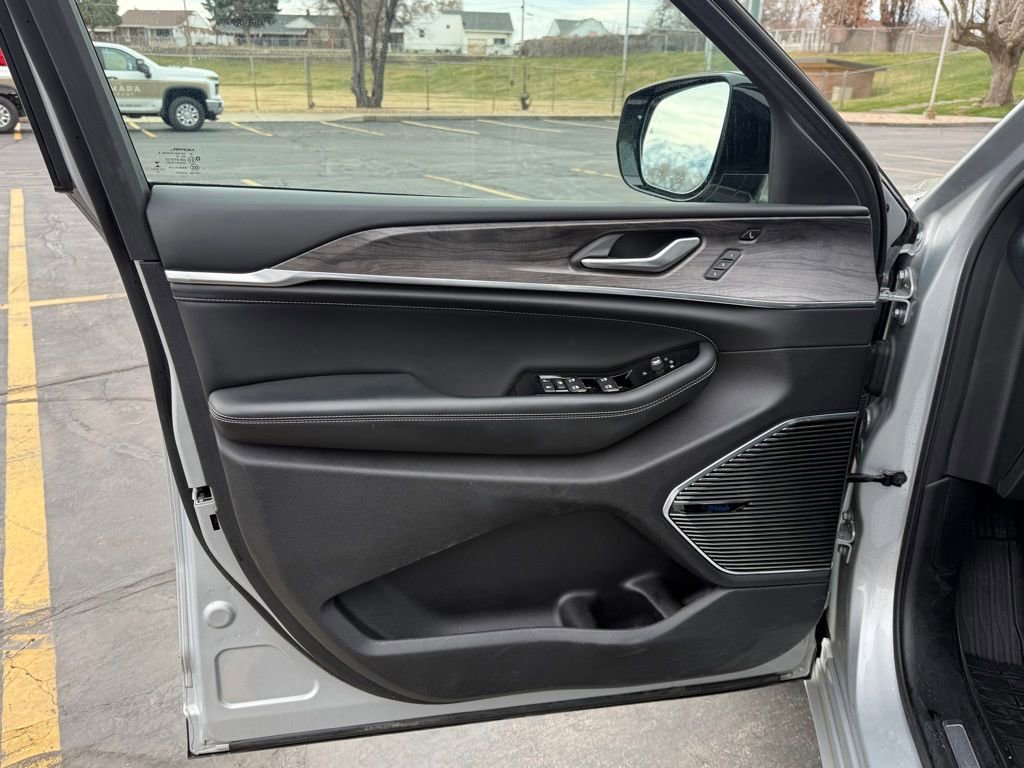 Used 2023 Jeep Grand Cherokee L Overland w/ Luxury Tech Group IV image 9