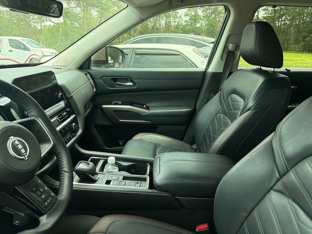 Certified 2024 Nissan Pathfinder Platinum FWD image 10