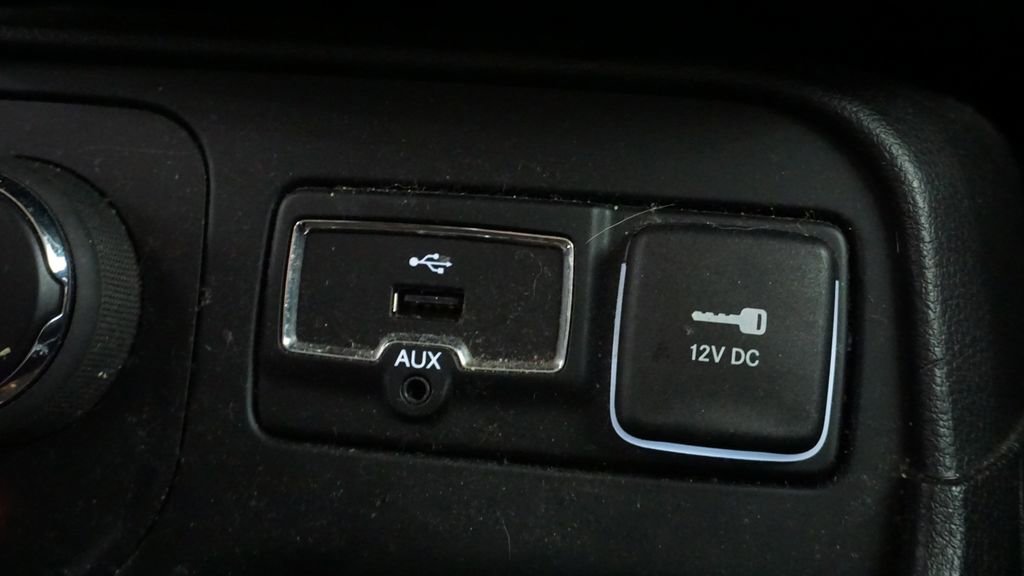 Used 2017 Jeep Renegade Latitude w/ Cold Weather Group image 32