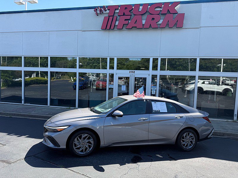 Used 2024 Hyundai Elantra SEL FWD image 2
