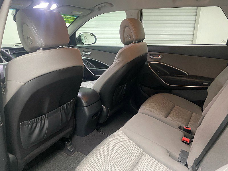 Used 2017 Hyundai Santa Fe SE image 10