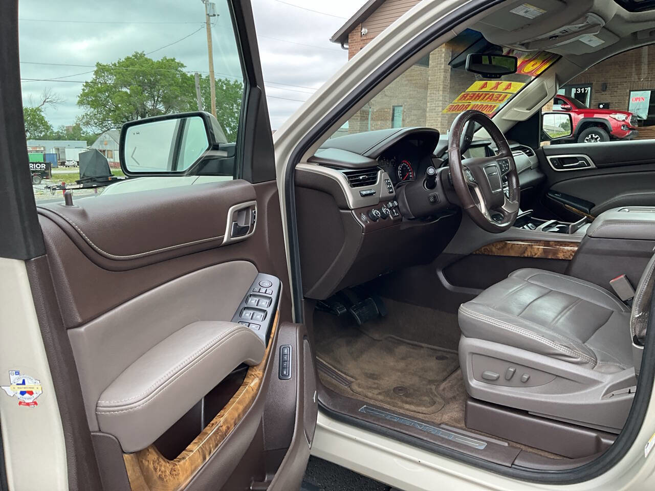 Used 2015 GMC Yukon Denali w/ Premium Package AWD/4WD image 31