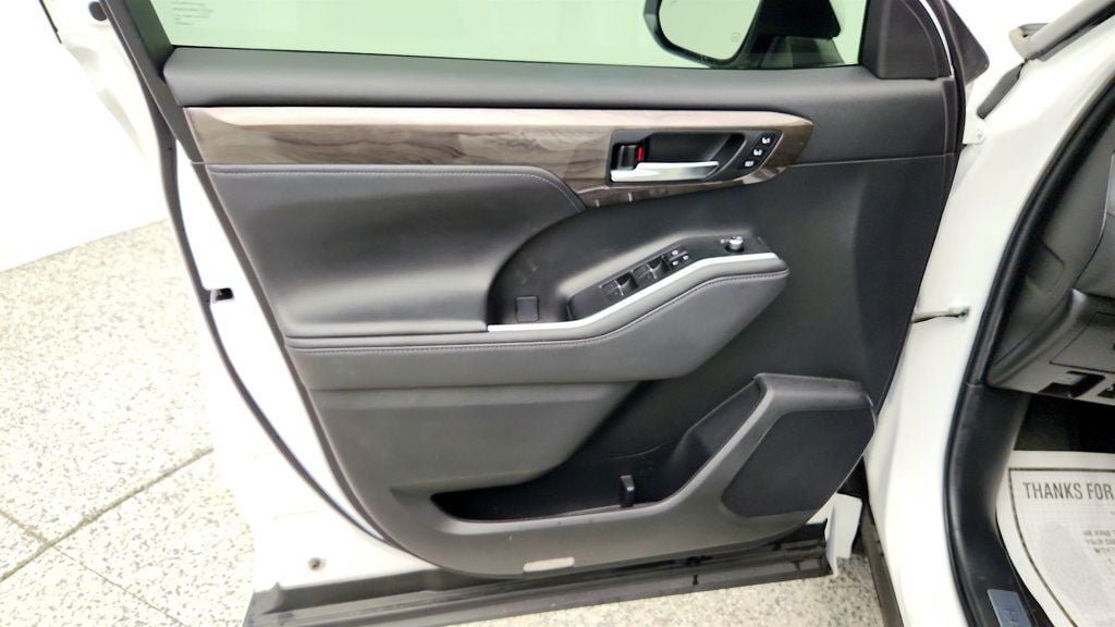 Used 2023 Toyota Highlander Limited AWD/4WD image 11