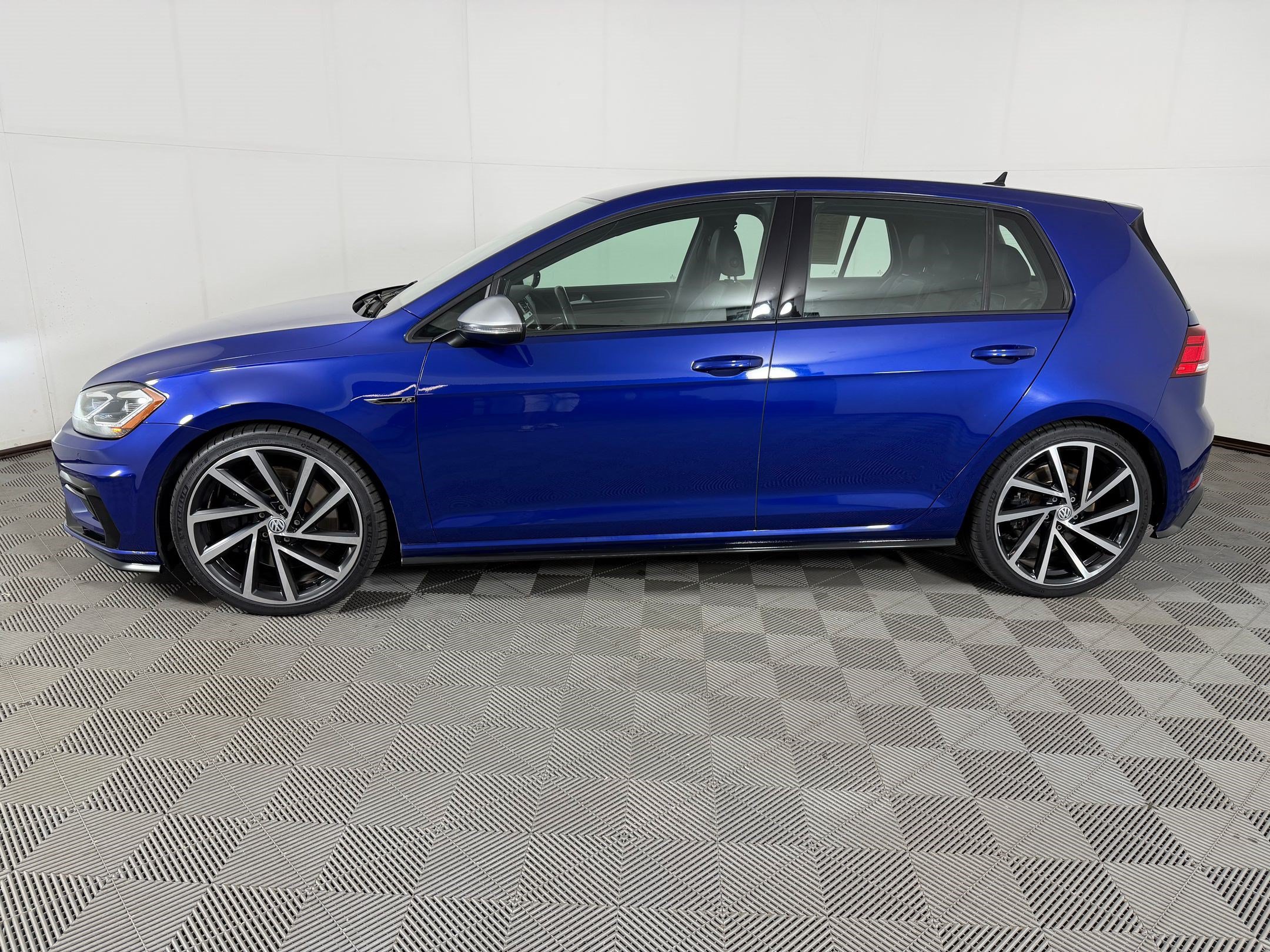 Used 2018 Volkswagen Golf R 4-Door AWD/4WD image 2