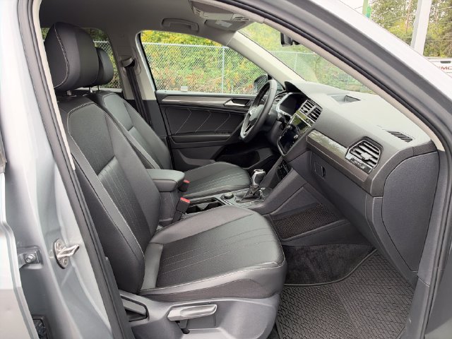 Used 2023 Volkswagen Tiguan SE AWD/4WD image 9