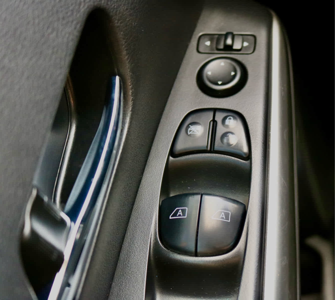 Used 2019 Nissan Kicks SV image 18