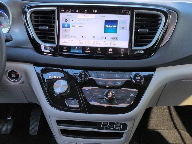 Used 2023 Chrysler Pacifica Touring-L FWD image 17