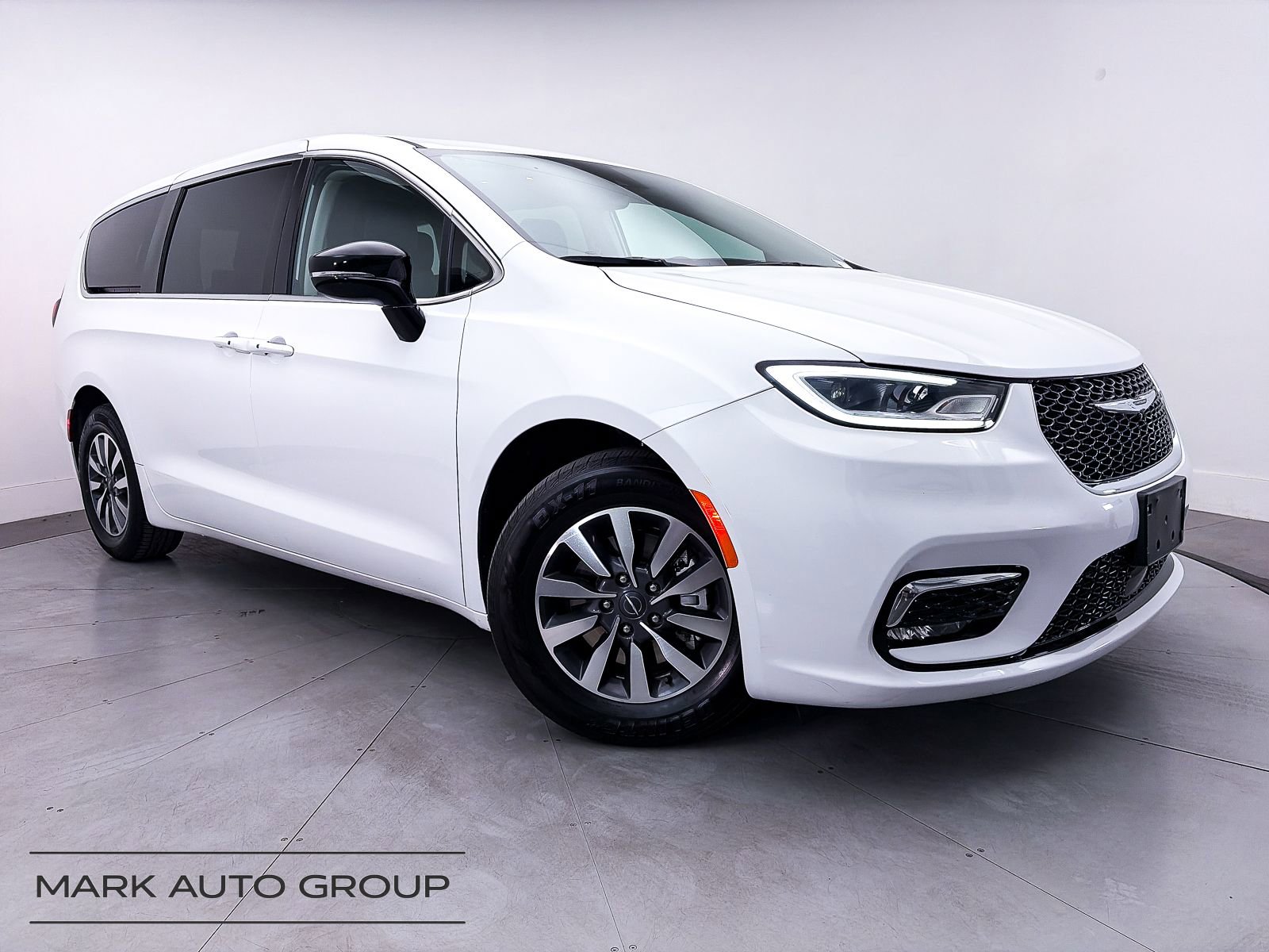 Used 2024 Chrysler Pacifica Limited FWD image 1