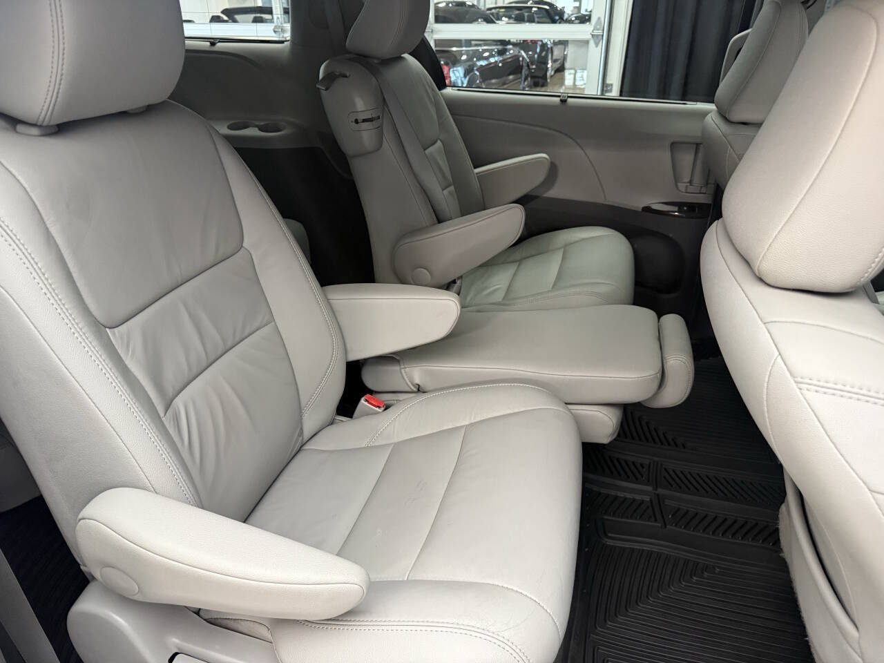 Used 2015 Toyota Sienna XLE w/ XLE Navigation Package FWD image 23