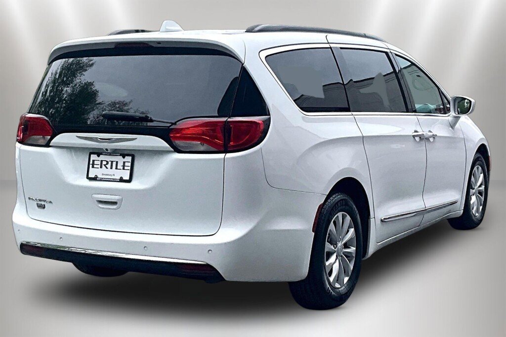 Used 2017 Chrysler Pacifica Touring-L FWD image 5