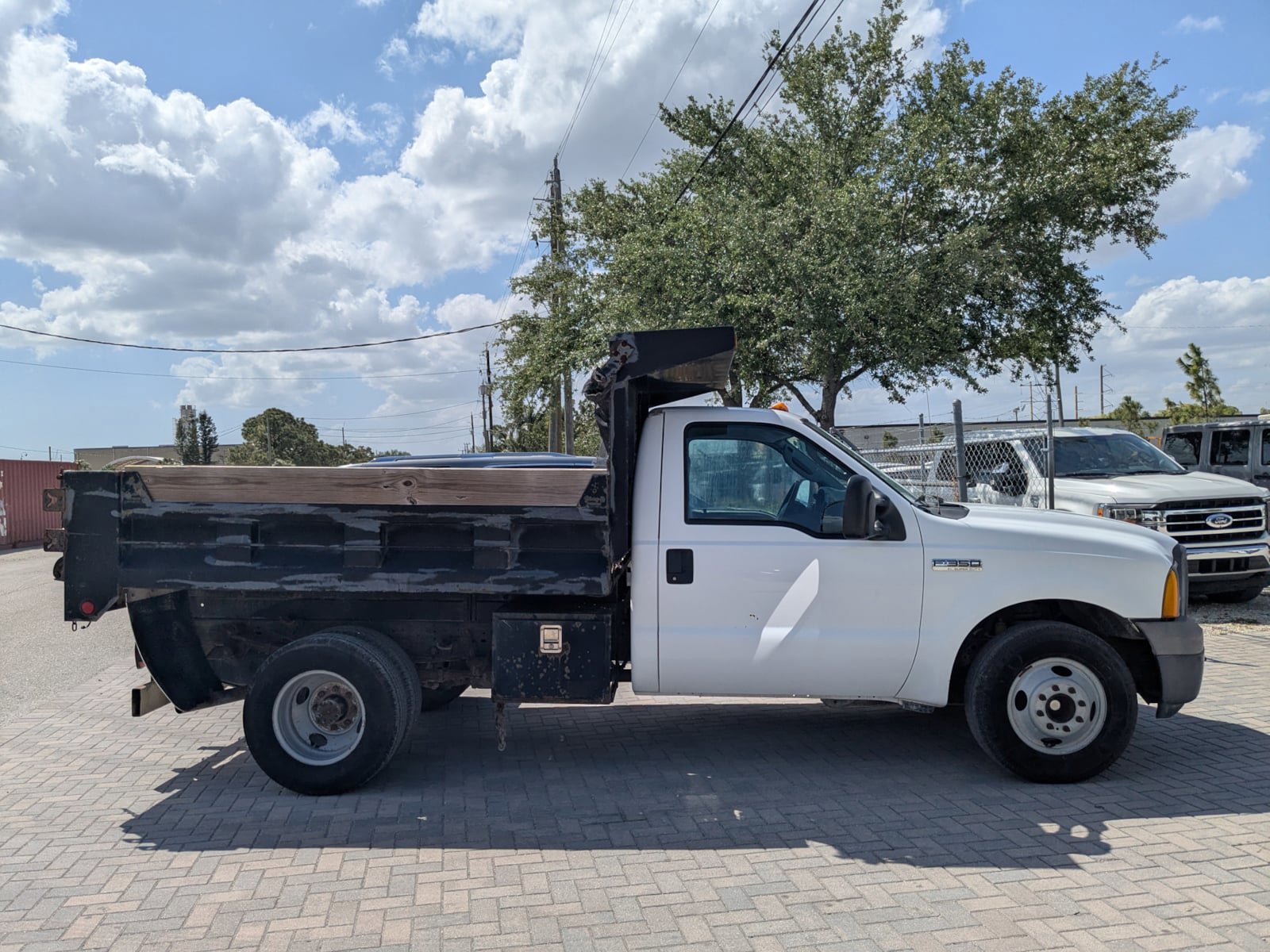 Used 2005 Ford F350 XL image 2