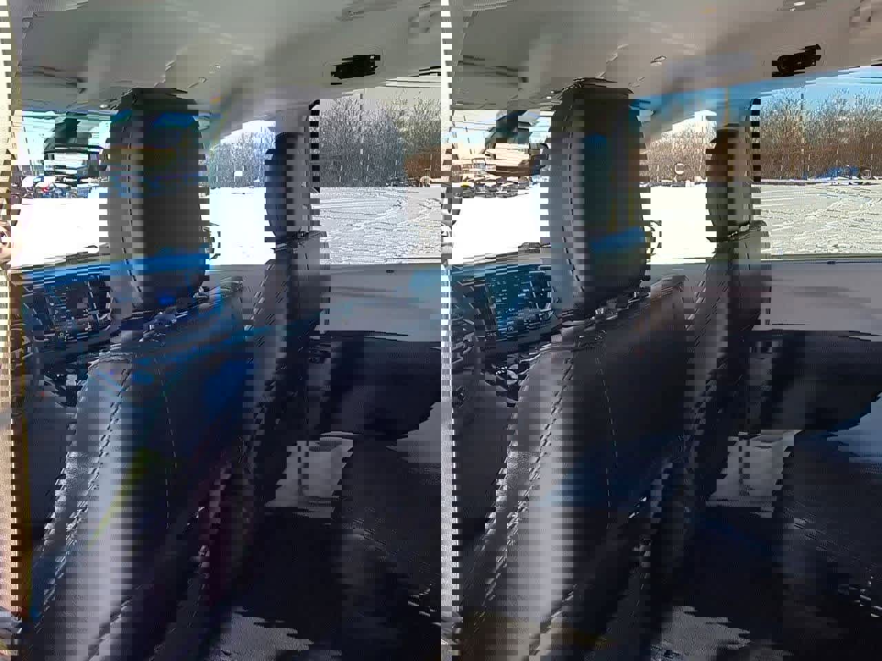 Used 2024 Chrysler Pacifica Touring-L image 11