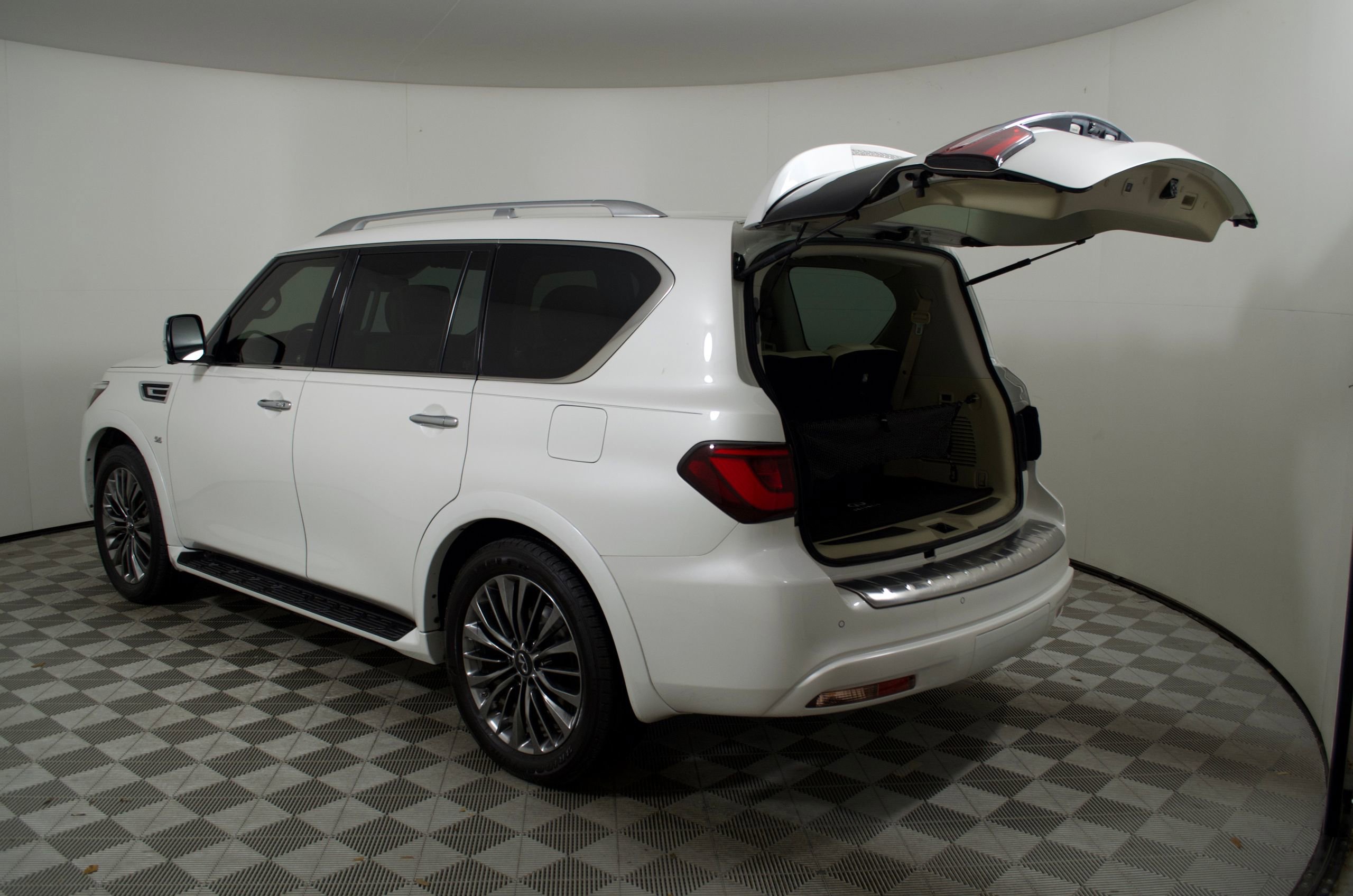 Used 2019 INFINITI QX80 Luxe w/ Proactive Package image 11