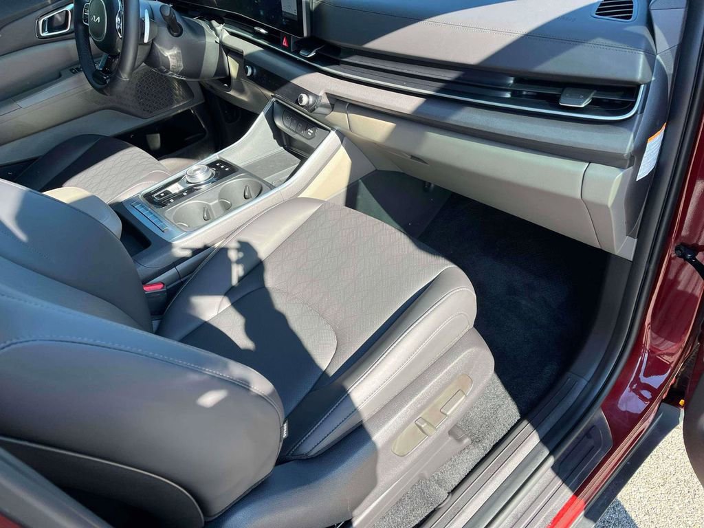 Certified 2025 Kia Carnival EX image 10
