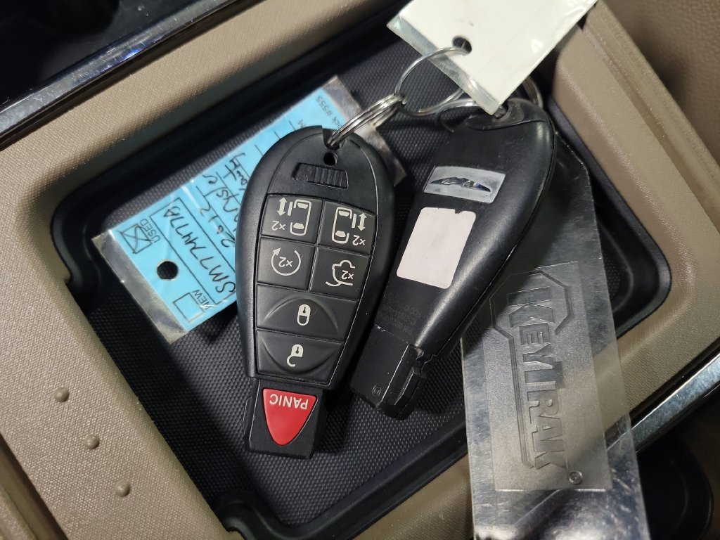 Used 2012 Chrysler Town & Country Touring-L w/ Driver Convenience Group FWD image 21