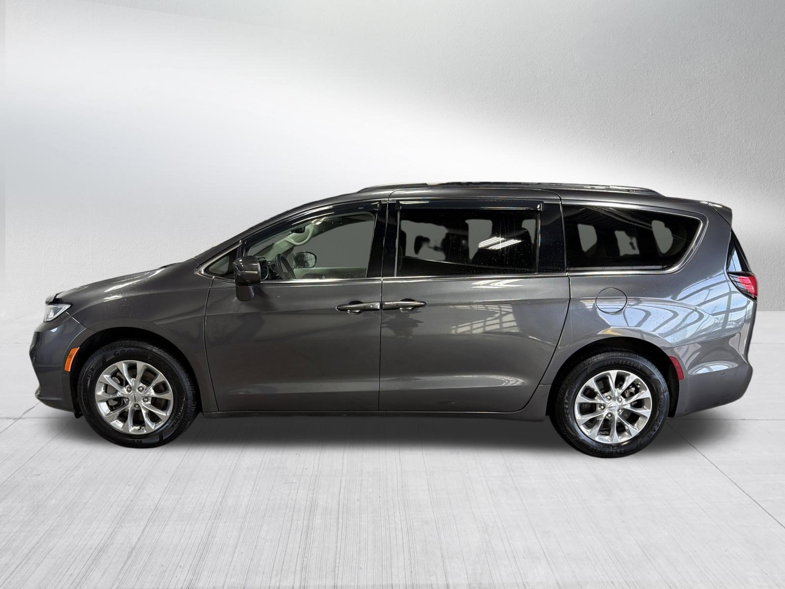 Used 2022 Chrysler Pacifica Touring-L w/ Uconnect Theater Family Group image 4