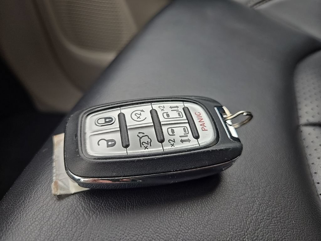 Used 2023 Chrysler Pacifica Touring-L FWD image 12