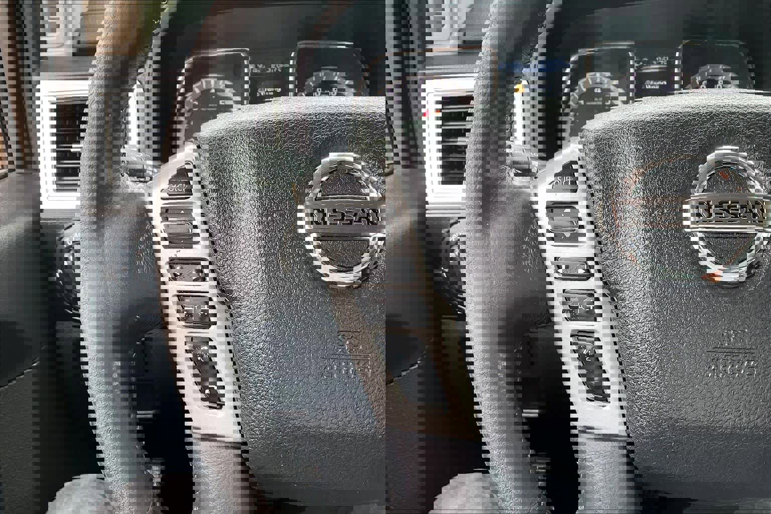 Used 2017 Nissan Titan SV image 21